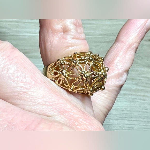 Vintage Designer Signed AVON Gold Tone Floral Filigree Open Ring, Size 6 - Picture 8 of 9